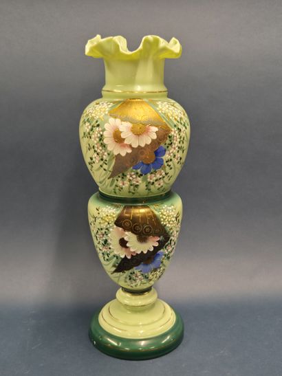 Vase double en opaline verte émaillée à décor...