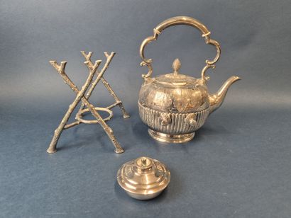 Théière à bascule et son réchaud en métal...