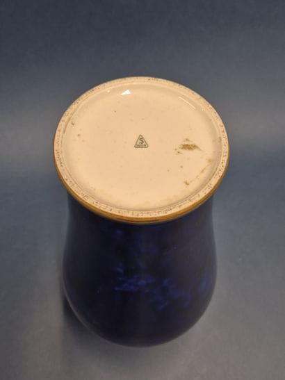 SEVRES
Vase balustre en porcelaine bleue...