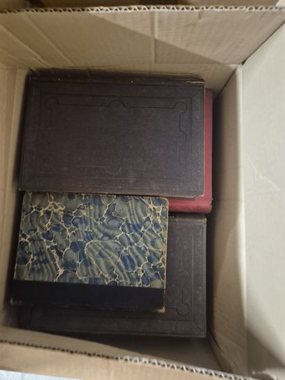 Ensemble de 30 cartons de livres comprenant...