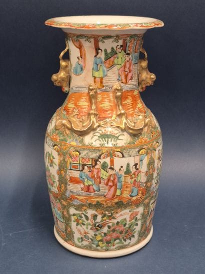 CHINE, XXe siècle 
Vase de forme balustre...
