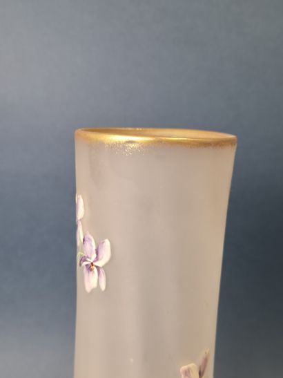 Paire de vases à long col en verre à décor...