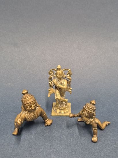 Suite de trois sujets en bronze doré représentant...