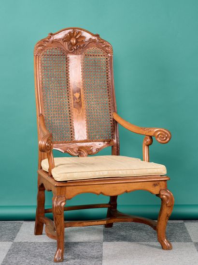 Fauteuil en bois de placage à haut dossier...