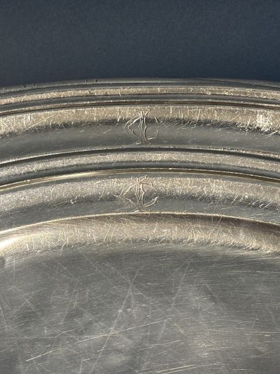 Suite de cinq plats de service de forme ovale,...