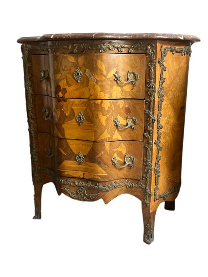 Commode arbalète en bois marqueté à décor...
