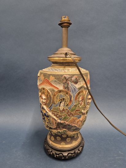 JAPON 
Vase en faïence de Satsuma à décor...