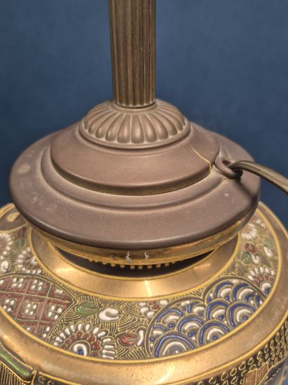 JAPON 
Vase en faïence de Satsuma à décor...