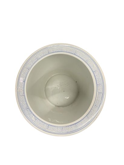 Chine, XXe siècle. 
Cache-pot en porcelaine...