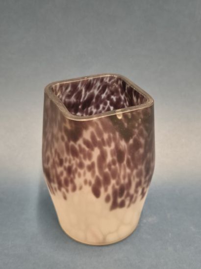 Lot de trois vases en verre soufflé multicouche...