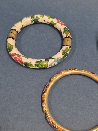 Lot de bijoux fantaisie et argent comprenant...
