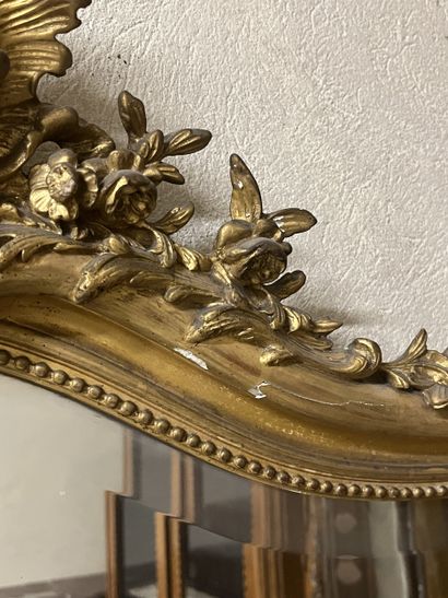 Miroir en bois et stuc doré, panneaux parquetés...