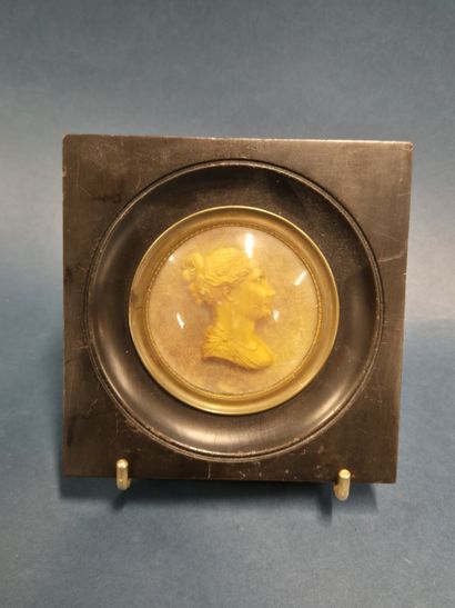 Paire de miniatures ovales en relief sur...
