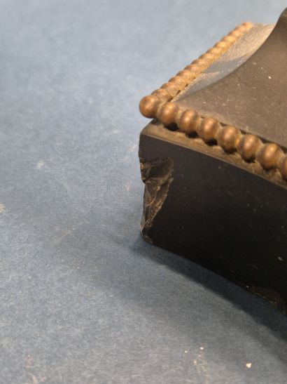 Paire de flambeaux reposant sur une base...