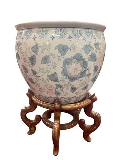 Chine, XXe siècle. 
Cache-pot en porcelaine...