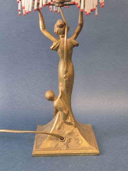 Lampe en laiton, le fût figurant une femme...