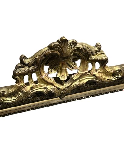 Miroir en bois et stuc doré à décor feuillagé...