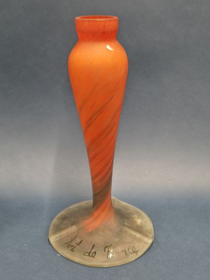 Lot de trois vases en verre soufflé multicouche...