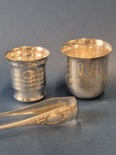 Ensemble d'objets en métal argenté comprenant...