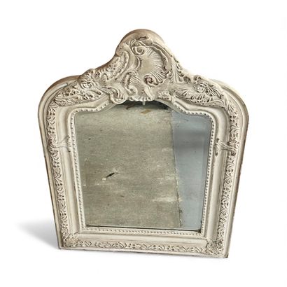 Miroir en bois et stuc laqué blanc surmonté...