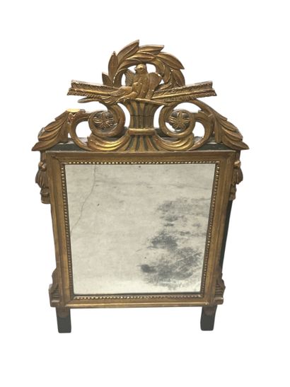 Miroir en bois mouluré sculpté et doré, le...