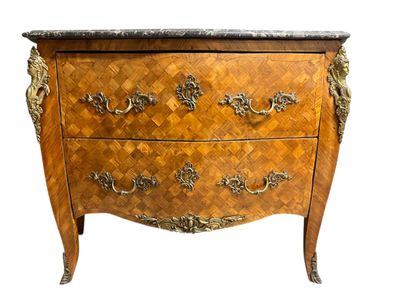 Commode bombée en bois de placage ouvrant...