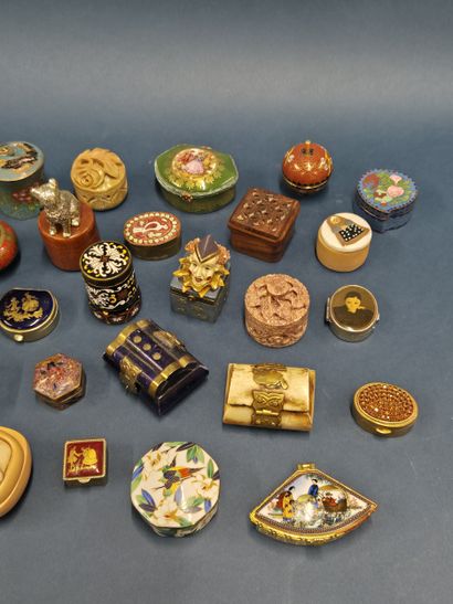 Ensemble de 40 piluliers en cloisonnés, céramique,...