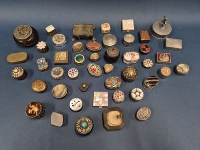 Ensemble de 46 piluliers et tabatières en...