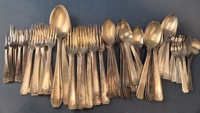 Partie de ménagère en métal argenté, la spatule...