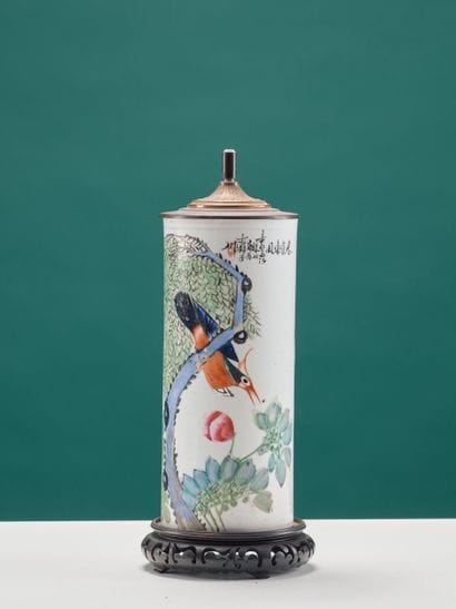 CHINE, XXe siècle
Vase rouleau en porcelaine...