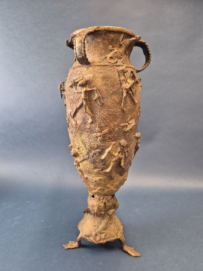 AFRIQUE
Vase en bronze à trois anses, le...