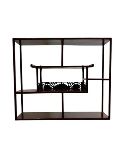 Etagère en bois exotique à différents plateaux....