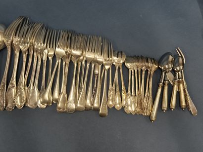 Un lot de couverts (grandes fourchettes,...