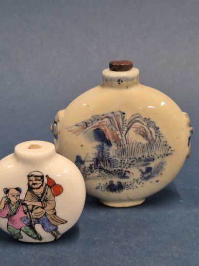 CHINE
Suite de quatre tabatières en porcelaine...