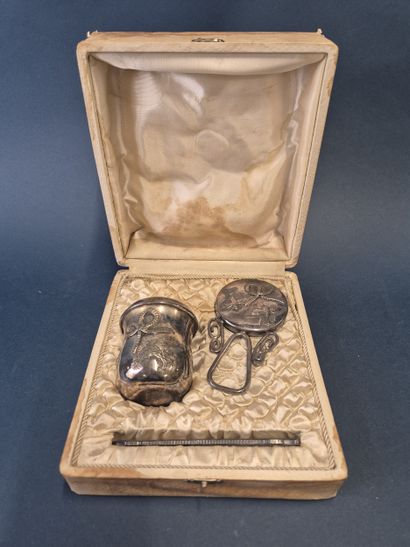 Nécessaire de toilette en métal argenté,...