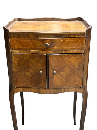 Paire de chevets en bois et bois de placage...