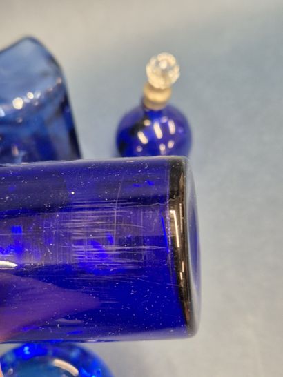 Lot de 5 flacons de formes diverses en verre...