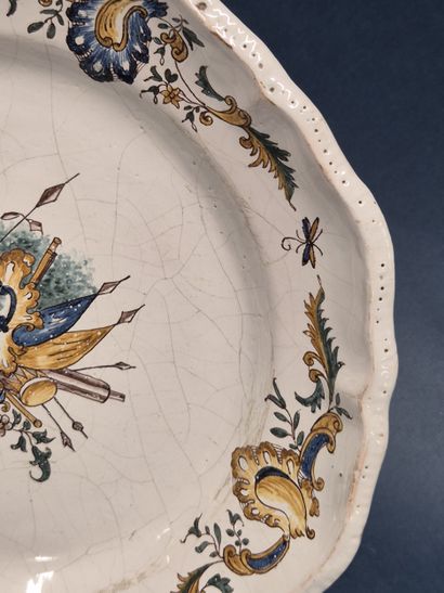 MOUSTIERS, XVIIIe siècle
Assiette en faience...
