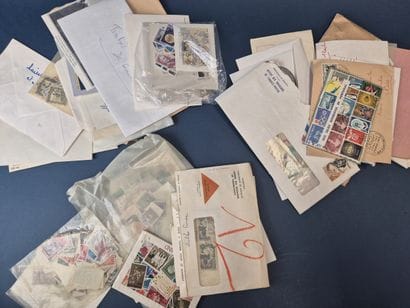 Dans un petit carton, lot de timbres
