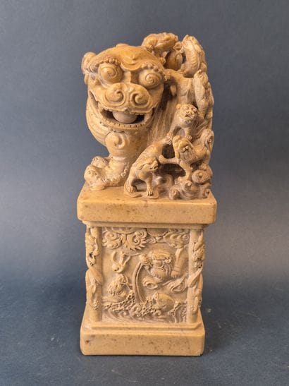 CHINE, XXe siècle
Grand cachet en stéatite,...