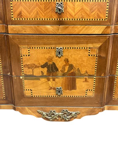 Commode en bois de placage à décor de frisage...