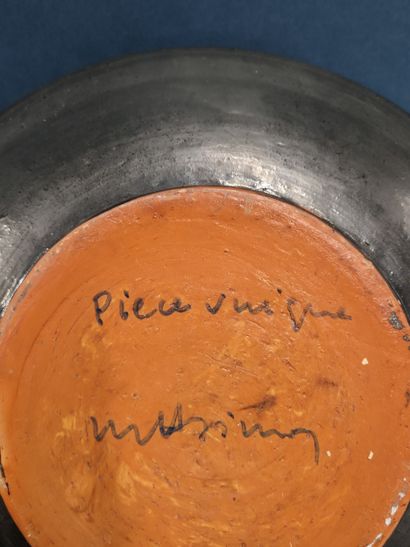 Suite de trois plats en céramique à décor...