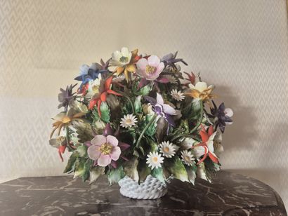 Bouquet de fleurs dans une corbeille en porcelaine...