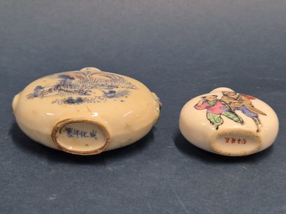 CHINE
Suite de quatre tabatières en porcelaine...