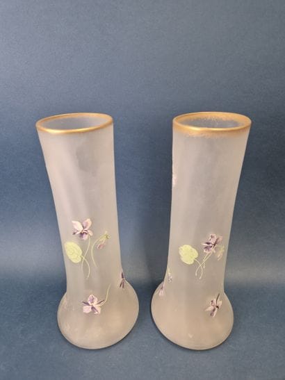 Paire de vases à long col en verre à décor...