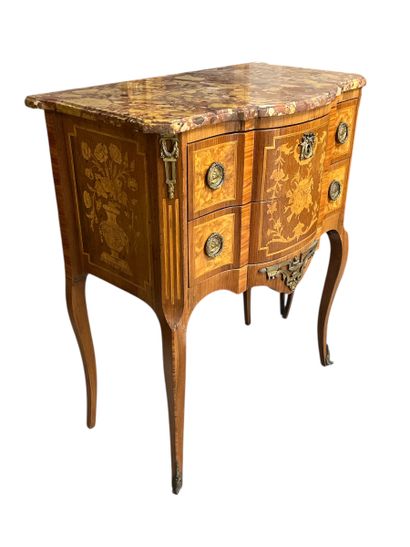 Petite commode arbalète ouvrant par deux...
