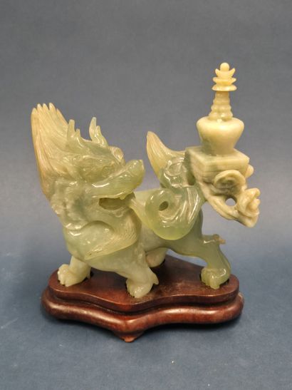 CHINE 
Dragon en pierre dure verte (infimes...