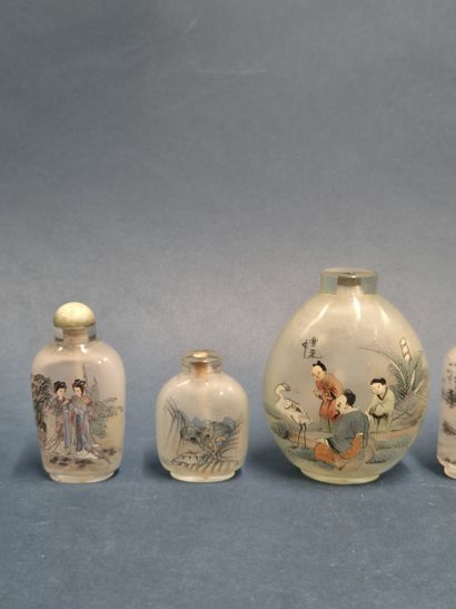 CHINE 
Suite de six tabatière en verre, de...