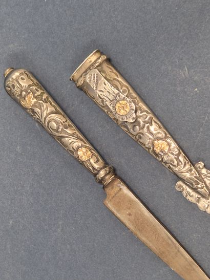 Suite de deux objets comprenant : 
- Une...