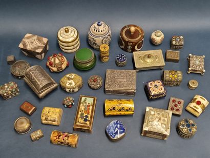 Ensemble de 30 boites, piluliers, tabatières...